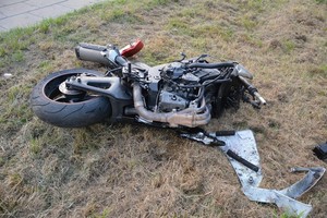 Uszkodzenia powypadkowe przewróconego na bok motocykla