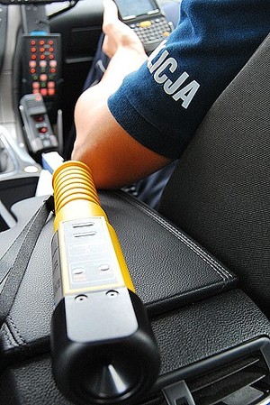 urządzenie d badania stanu trzeźwości w policyjnym radiowozie