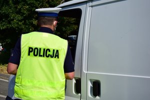 policjant przeprowadzający kontrolę drogową