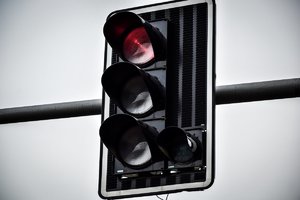 Sygnalizator świetlny wskazujący sygnał czerwony.