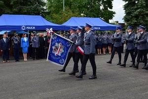 Przemarsz kompanii honorowej Komendy Wojewódzkiej Policji w Rzeszowie ze sztandarem KWP w Rzeszowie.
