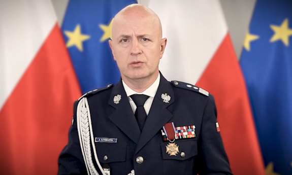 Komendant Główny Policji w mundurze galowym w tle flaga  flaga Polski i Unii Europejskiej