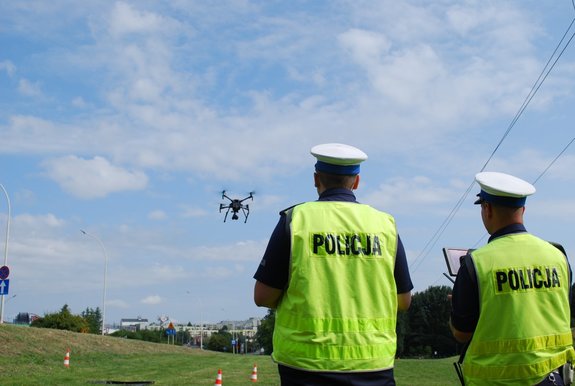 policjanci sterujący policyjnym dronem