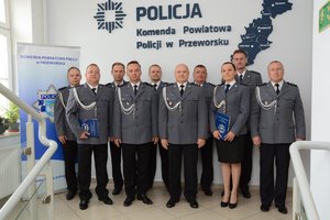 Komendant Powiatowy Policji w Przeworsku wręcza akty minowania na wyższe stopnie funkcjonariuszom KPP w Przeworsku.