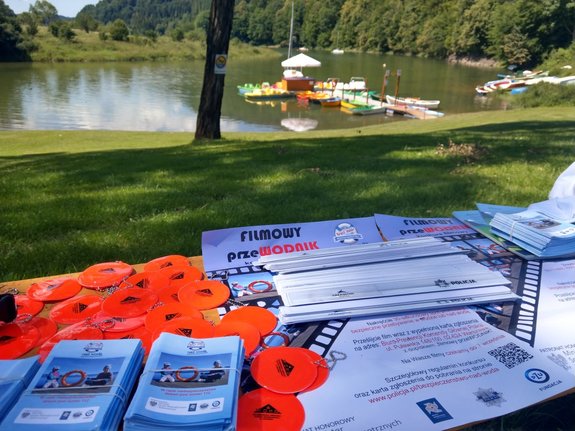 broszury informacyjne akcji kręci mnie bezpieczeństwo nad wodą w tle jezioro