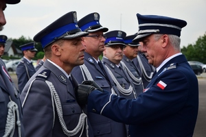 Komendant Wojewódzki Policji w Rzeszowie wręcza odznaczenia policjantom.