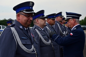 Komendant Wojewódzki Policji w Rzeszowie wręcza odznaczenia policjantom.