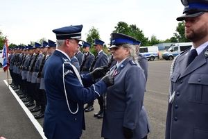 Komendant Wojewódzki Policji w Rzeszowie wręcza odznaczenia policjantom.