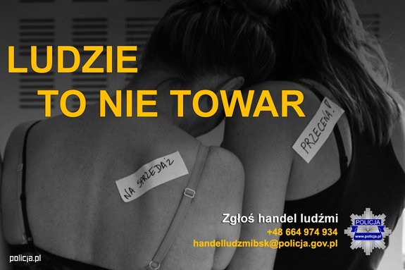 Czarno-białe zdjęcie przedstawiające dwie dziewczyny odwrócone plecami, na którym u góry widnieje napis LUDZIE TO NIE TOWAR, a  poniżej etykiety z napisem: Na sprzedaż oraz Przecena.  W prawym dolnym rogu napis Zgłoś handel ludźmi nr, telefonu 48 664 974 934 oraz email: handelludzmibsk@policja.gov.pl