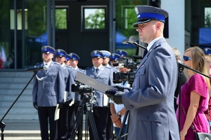 Policjanci i zaproszeni goście podczas uroczystości na placu przed komendą w Jaśle.