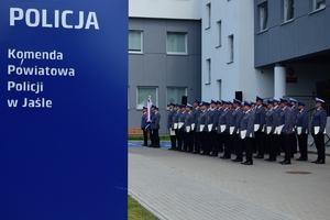 Policjanci i zaproszeni goście podczas uroczystości na placu przed komendą w Jaśle.