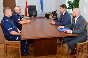 Komendant Wojewódzki Policji w Rzeszowie (drugi od lewej) podpisuje porozumienie o wzajemnej współpracy pomiędzy podkarpacką policją, a ROPS-em.