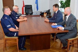 Komendant Wojewódzki Policji w Rzeszowie (drugi od lewej) podpisuje porozumienie o wzajemnej współpracy pomiędzy podkarpacką policją, a ROPS-em.