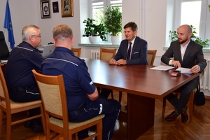 Komendant Wojewódzki Policji w Rzeszowie (pierwszy z lewej) podpisuje porozumienie o wzajemnej współpracy pomiędzy podkarpacką policją, a ROPS-em.