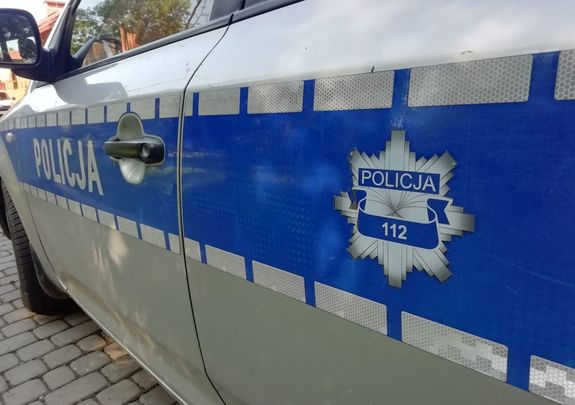 Napis Policja oraz gwiazda policyjna na drzwiach radiowozu