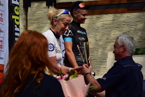 Wręczanie pucharów i medali przez Komendanta Wojewódzkiego Policji w Rzeszowie uczestnikom wyścigu Tour de Pologne