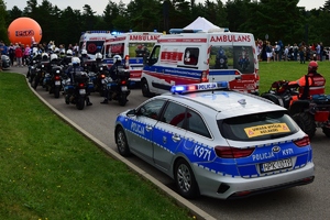 Radiowozy policyjne oraz karetki pogotowia ustawione i przygotowane do startu Tour de Pologne
