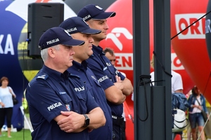 Komendanta Wojewódzki Policji w Rzeszowie wraz z policjantami obserwujący przejazd uczestników wyścigu Tour de Pologne