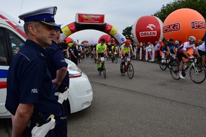 Policjanci zabezpieczają wyjazd kolarzy wyścigu Tour de pologne