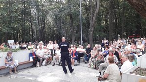 Policjant i Seniorzy podczas pogadanki tematycznej.