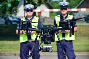 Policjanci z policyjnym dronem podczas działań powiatu dębickiego