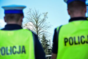 Policjanci podczas działań z policyjnym dronem, ;policjanci obsługują bezzałogowy statek