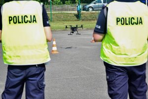 Policjanci podczas działań z policyjnym dronem, policjant obsługujący drona