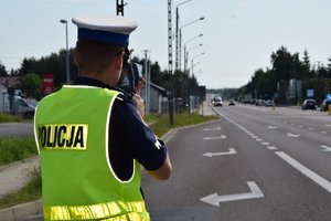 Policjanci podczas działań kontrolują samochody