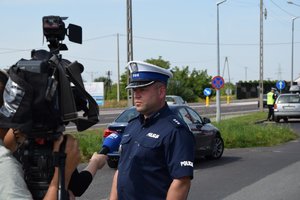 Policjant przed kamerą opowiadający o działaniach prędkość