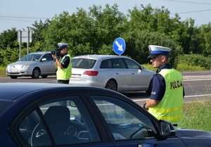 Policjanci podczas działań predkość kontrolują kierowców