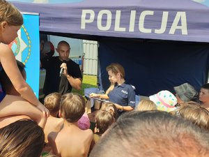 policjantka i strażak prowadzą konkurs dla dzieci