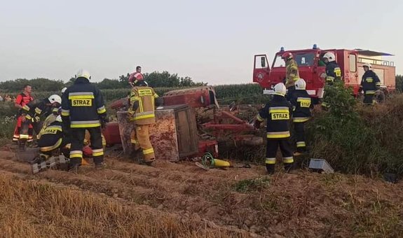 Straż pożarna oraz przewrócony traktora