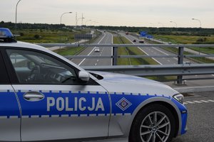 Radiowóz stoi na wiadukcie nad autostradą
