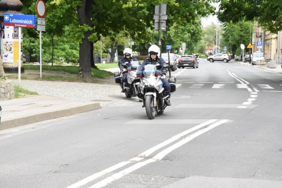 Na zdjęciu dwaj policyjni motocykliści wyjeżdżający z ulicy Lubomirskich na ul. Szopena.