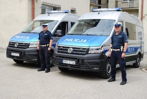 Zdjęcie radiowozów na dziedzińcu KMP w Rzeszowie obok pojazdów stoją policjanci ruchu drogowego.