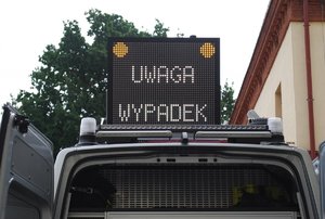 Tablica wyświetlająca napis UWAGA WYPADEK