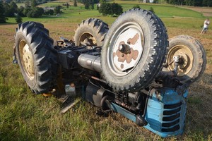 przewrócony na polu ciągnik rolniczy w miejscowości Piotrówka