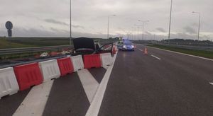 Autostrada A4, pojazd na poboczu wbity w bariery enegochłonne