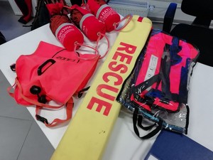 sprzęt ratowniczy wykorzystany podczas szkolenia z ratownictwa wodnego w KMP Krosno
