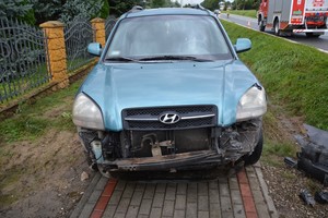 Uszkodzenia pokolizyjne hyundaia, na zdjęciu przód pojazdu z oderwanym zderzakiem
