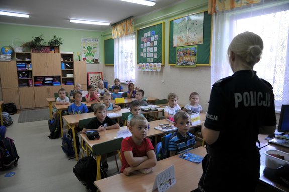 na zdjęciu policjantka stojąca przed dziećmi w klasie