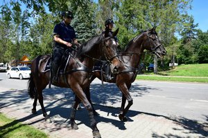 Policyjny patrol na koniach patrolujący ulice Polańczyka