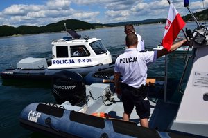 Policyjni stermotorzyści  w policyjnych łódkach na Jeziorze solińskim