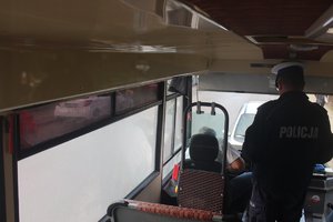 kontrole autobusów przewożących dzieci do szkoły