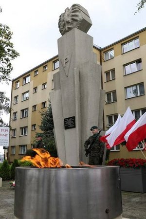 Pomnik Walk i Męczeństwa w Jarosławiu przed którym pali się znicz