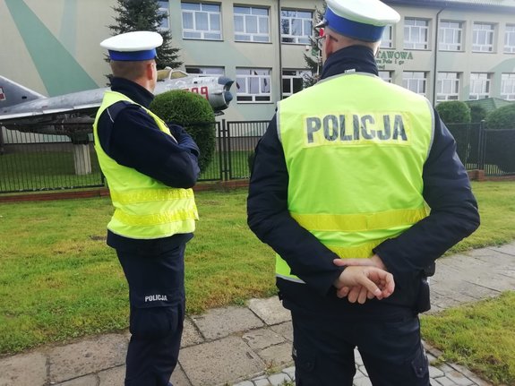 policjanci przed szkołą