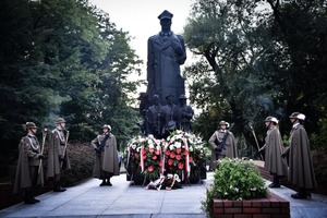 Żołnierze 21 Brygady Strzelców Podhalańskich przy pomniku gen. Władysława Sikorskiego w Rzeszowie, podczas uroczystości upamiętniających 82. rocznicę wybuchu II wojny światowej