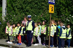 policjant rozmawiający z dziećmi o bezpieczeństwie