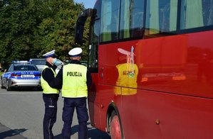 policjanci kontrolują autobus