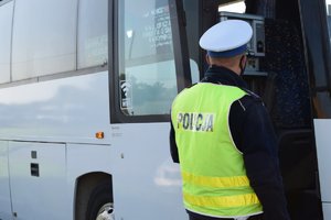 policjanci kontrolują autobus